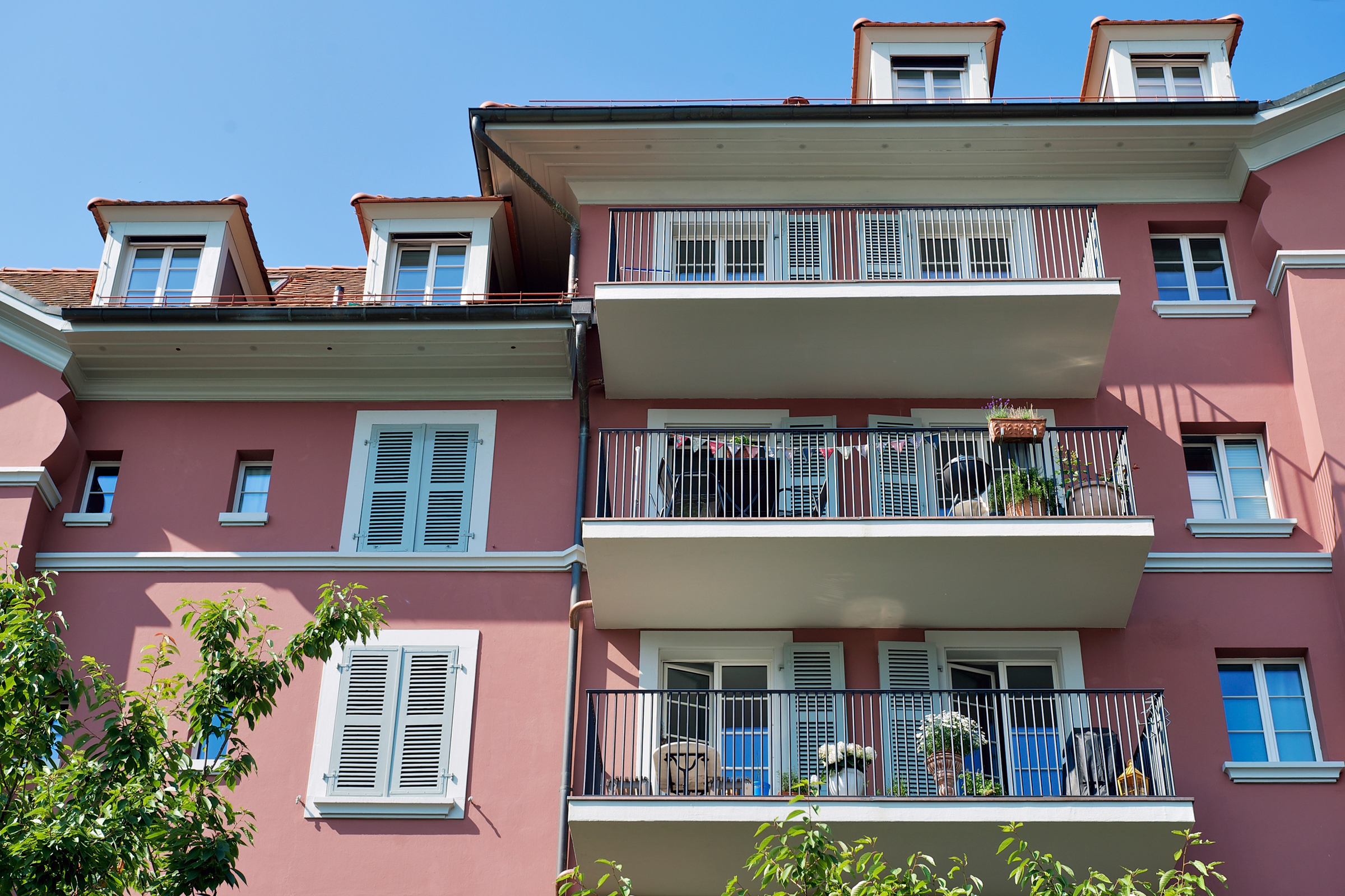 Fassade mit neuen Balkonen